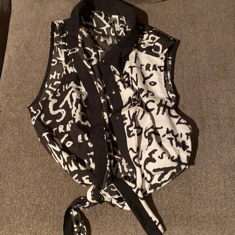 New crop tie button shirt